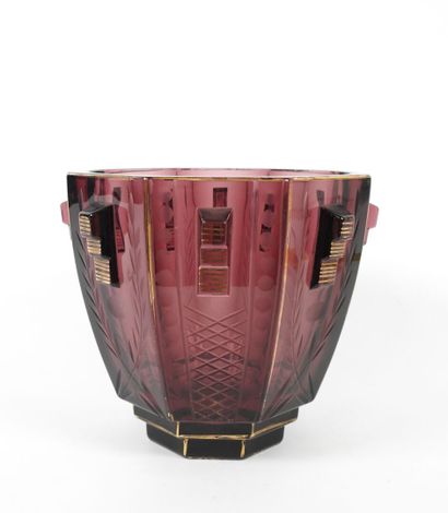 Vase octogonale en verre moulé teinté mauve...