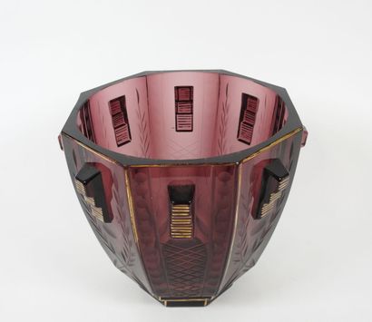 Vase octogonale en verre moulé teinté mauve...