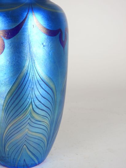 LOETZ.
Vase en verre bleu à décor irisé de...
