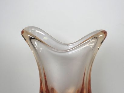 Vase en verre teinté vert et orange. 
Travail...