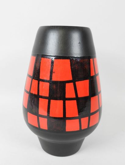 ELCHINGER (XXe).
Vase en faïence à fond noir...