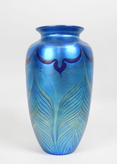 LOETZ.
Vase en verre bleu à décor irisé de...