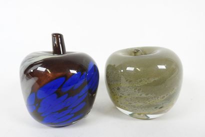 École du XXe.
Deux pommes en verre teinté,...