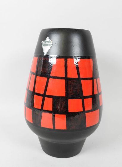 ELCHINGER (XXe).
Vase en faïence à fond noir...
