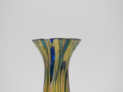 Attribué à LOETZ.
Petit vase en verre irisé.
H.:...