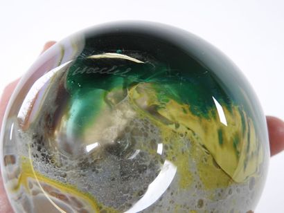 École du XXe.
Deux pommes en verre teinté,...