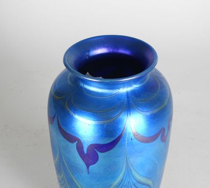 LOETZ.
Vase en verre bleu à décor irisé de...