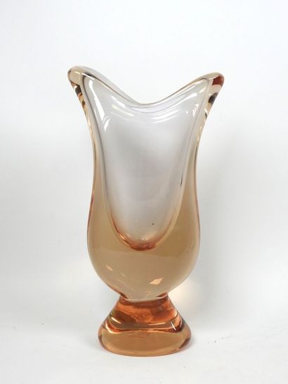 Vase en verre teinté vert et orange. 
Travail...