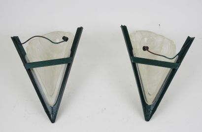 DEGUE.
Paire d'appliques en verre moulé à...