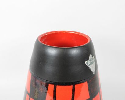 ELCHINGER (XXe).
Vase en faïence à fond noir...