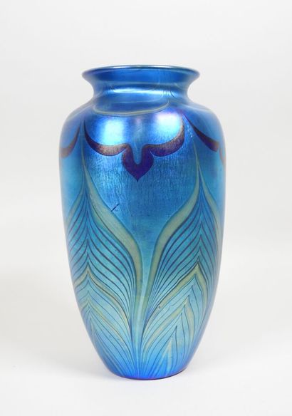 LOETZ.
Vase en verre bleu à décor irisé de...