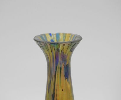 Attribué à LOETZ.
Petit vase en verre irisé.
H.:...