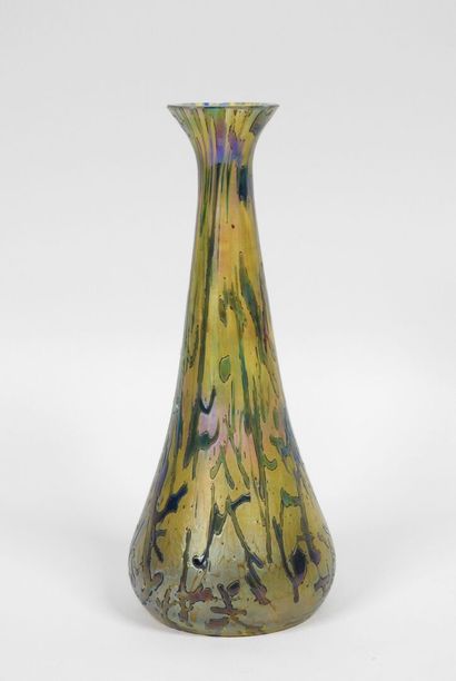 Attribué à LOETZ.
Petit vase en verre irisé.
H.:...