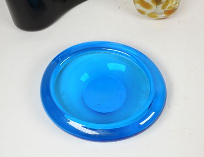Lot comprenant :
- un pichet en verre soufflé...