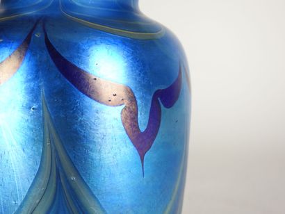 LOETZ.
Vase en verre bleu à décor irisé de...