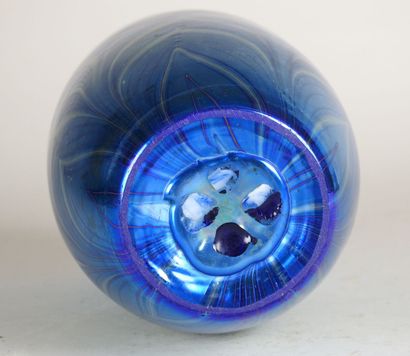 LOETZ.
Vase en verre bleu à décor irisé de...