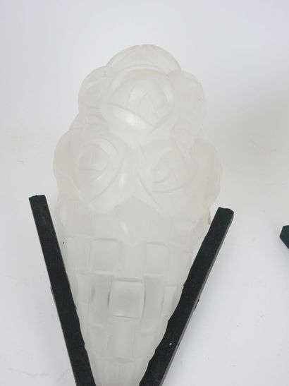 DEGUE.
Paire d'appliques en verre moulé à...