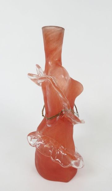 Petit vase en verre soufflé formant un buste...