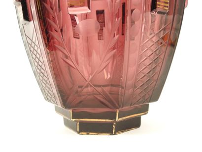 Vase octogonale en verre moulé teinté mauve...