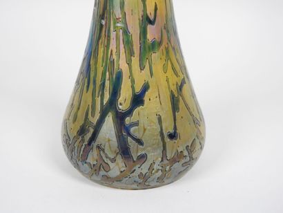 Attribué à LOETZ.
Petit vase en verre irisé.
H.:...