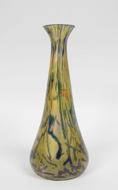 Attribué à LOETZ.
Petit vase en verre irisé.
H.:...