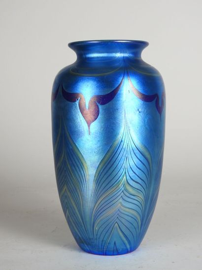 LOETZ.
Vase en verre bleu à décor irisé de...