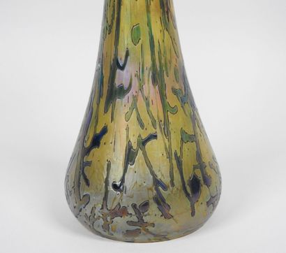 Attribué à LOETZ.
Petit vase en verre irisé.
H.:...