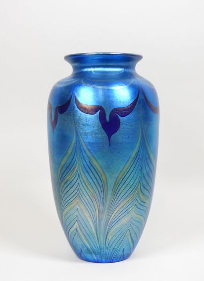 LOETZ.
Vase en verre bleu à décor irisé de...