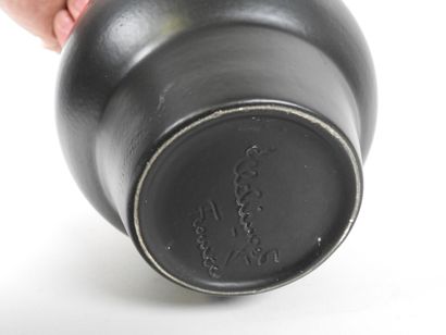 ELCHINGER (XXe).
Vase en faïence à fond noir...