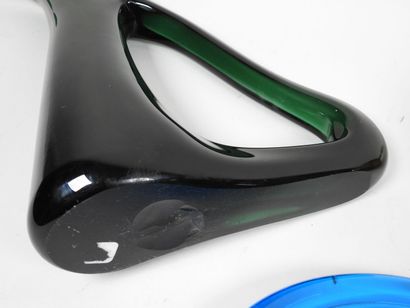 Lot comprenant :
- un pichet en verre soufflé...