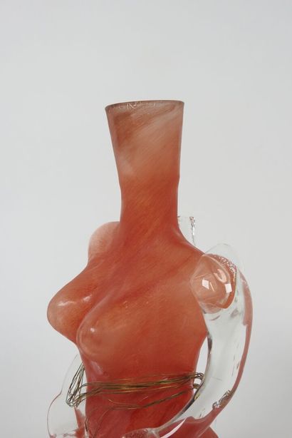 Petit vase en verre soufflé formant un buste...