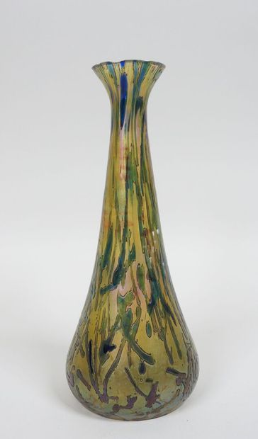 Attribué à LOETZ.
Petit vase en verre irisé.
H.:...