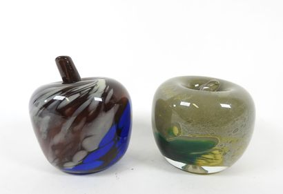École du XXe.
Deux pommes en verre teinté,...
