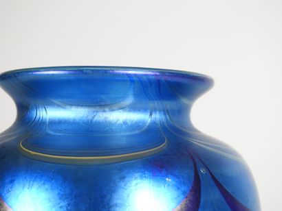 LOETZ.
Vase en verre bleu à décor irisé de...