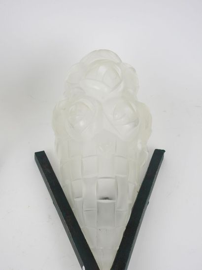 DEGUE.
Paire d'appliques en verre moulé à...