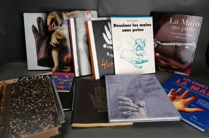 [La Main] Lot d'environ 12 volumes : la main...