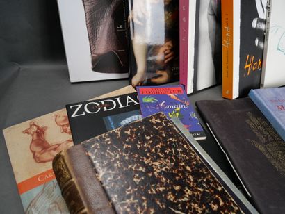 [La Main] Lot d'environ 12 volumes : la main...