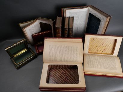 Lot de 9 livres-boites, faits parfois dans...