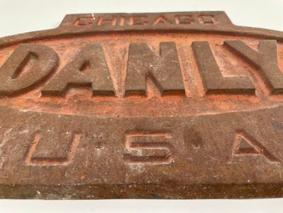 Plaque en fonte DANLY, Chicaco USA.
Fond...