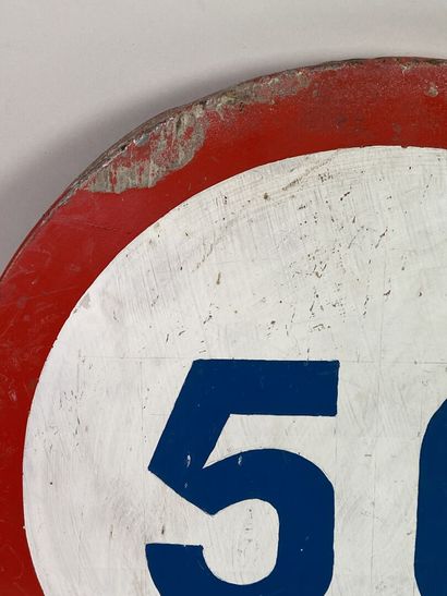 Panneau de limitation de vitesse 50.
Panneau...