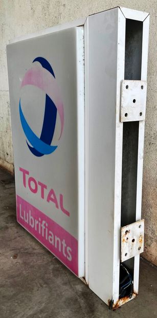 TOTAL Lubrifiants. 
Panneau publicitaire...