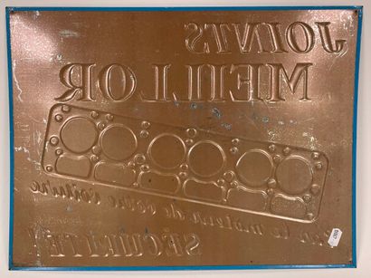 Plaque rectangulaire en tôle emboutie et...