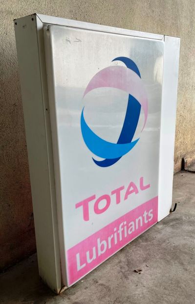 TOTAL Lubrifiants. 
Panneau publicitaire...