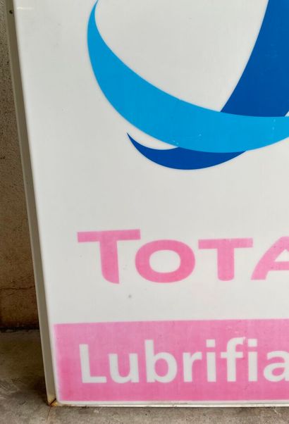 TOTAL Lubrifiants. 
Panneau publicitaire...