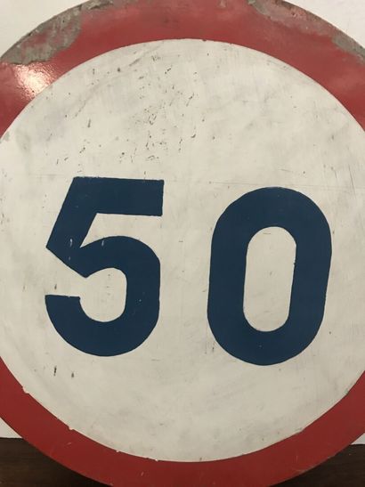 Panneau de limitation de vitesse 50.
Panneau...