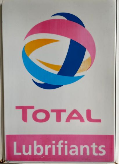 TOTAL Lubrifiants. 
Panneau publicitaire...