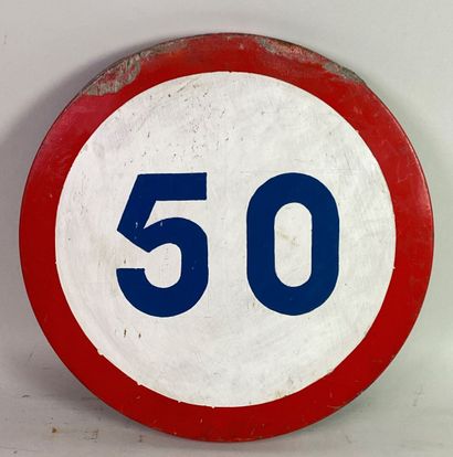Panneau de limitation de vitesse 50.
Panneau...