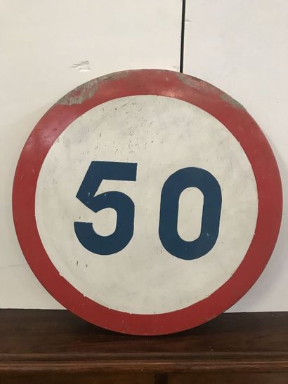 Panneau de limitation de vitesse 50.
Panneau...
