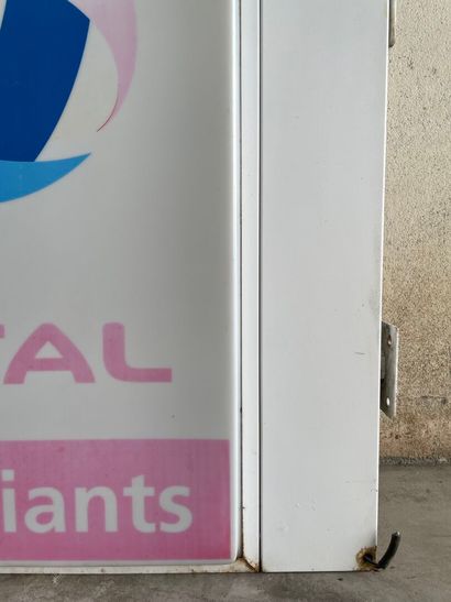 TOTAL Lubrifiants. 
Panneau publicitaire...