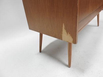Meuble bar en teck et placage, ouvrant par...